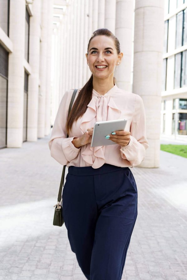 working-as-an-online-consultant-in-a-bank-in-the-business-clothes-of-an-office-employee-.jpg